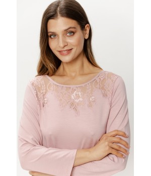 Femme portant chemise de nuit viscose rose dos lacé