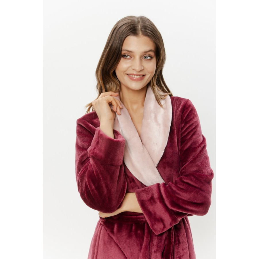 Seitenansicht: Rosa Polyester-Bademantel mit tiefen Seitentaschen