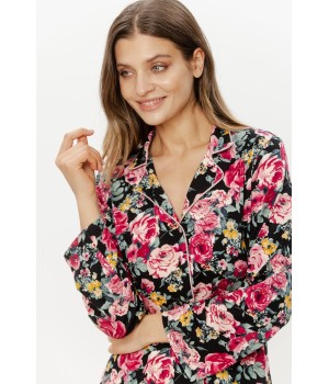 Femme portant l'ensemble pyjama ajusté en viscose imprimé