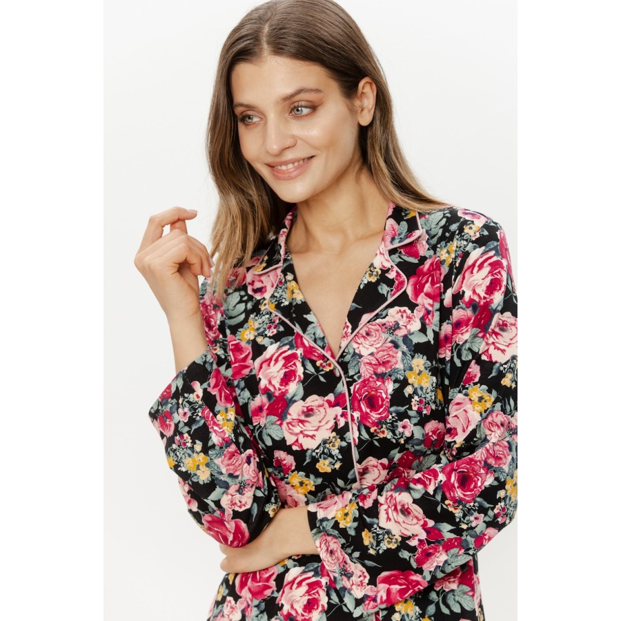 Femme portant l'ensemble pyjama ajusté en viscose imprimé