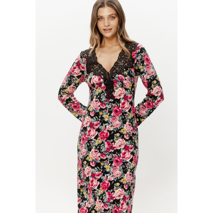 Vista frontal del camisón de viscosa con estampado floral y manga larga