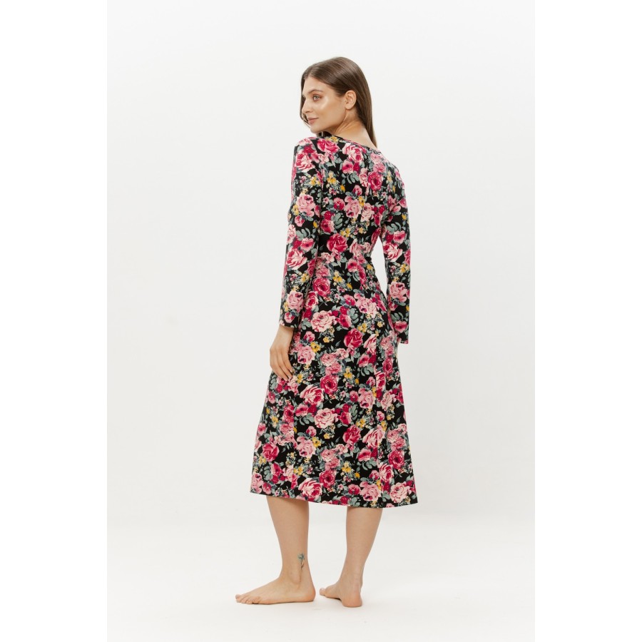 Détail du décolleté plongeant bordé de dentelle noire, chemise viscose rose