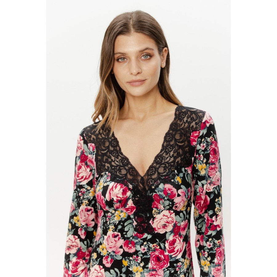 Femme portant chemise de nuit manches longues viscose imprimé rose, allure décontractée
