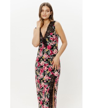 Décolleté plongeant en dentelle noire, chemise de nuit fleurie rose