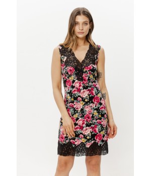 Busto y detalle de encaje negro en camisón de viscosa estampado de flores