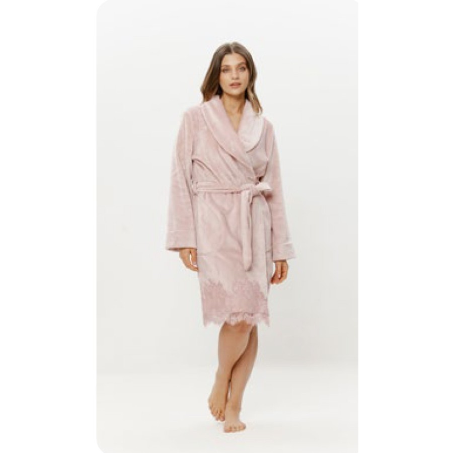 Flauschiger Bademantel in Rosa mit Schalkragen und langen Ärmeln – Vorderansicht