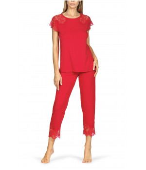 Pyjamas comprising a short-sleeve top and three-quarter length trousers with lace trim. Coemi-lingerie