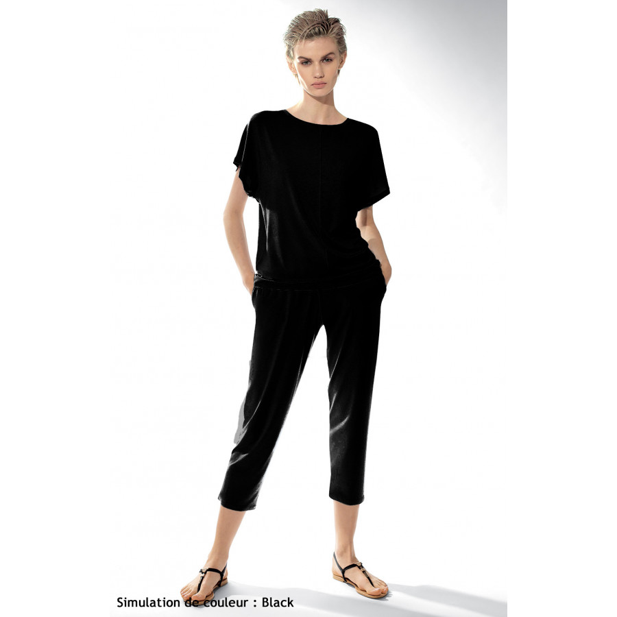 Two-piece pyjamas with short-sleeve top and three-quarter length trousers. Coemi-lingerie