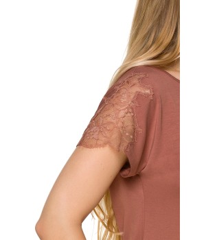 Detalle del corte ajustado del camisón largo micromodal
