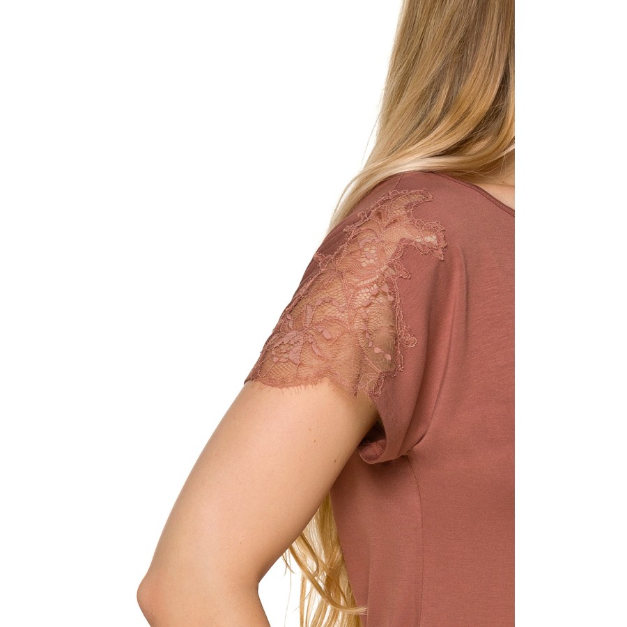 Detalle del corte ajustado del camisón largo micromodal