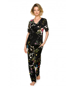 Eleganter zweiteiliger Pyjama aus Micromodal mit Blumenprint auf schwarzem Grund und Spitze