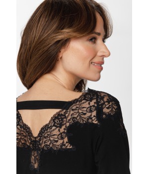 Camisón largo ajustado negro en micromodal sobre fondo neutro