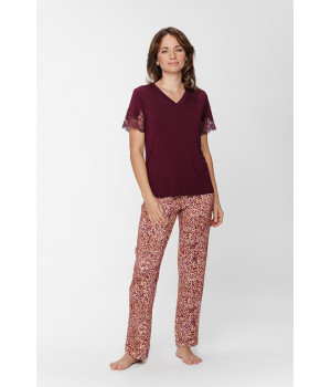 Zweiteiliger Pyjama aus Viscose, T-Shirt in Weinrot mit Spitze und V-Ausschnitt, Hose mit gesprenkeltem Print  - XS to 5XL