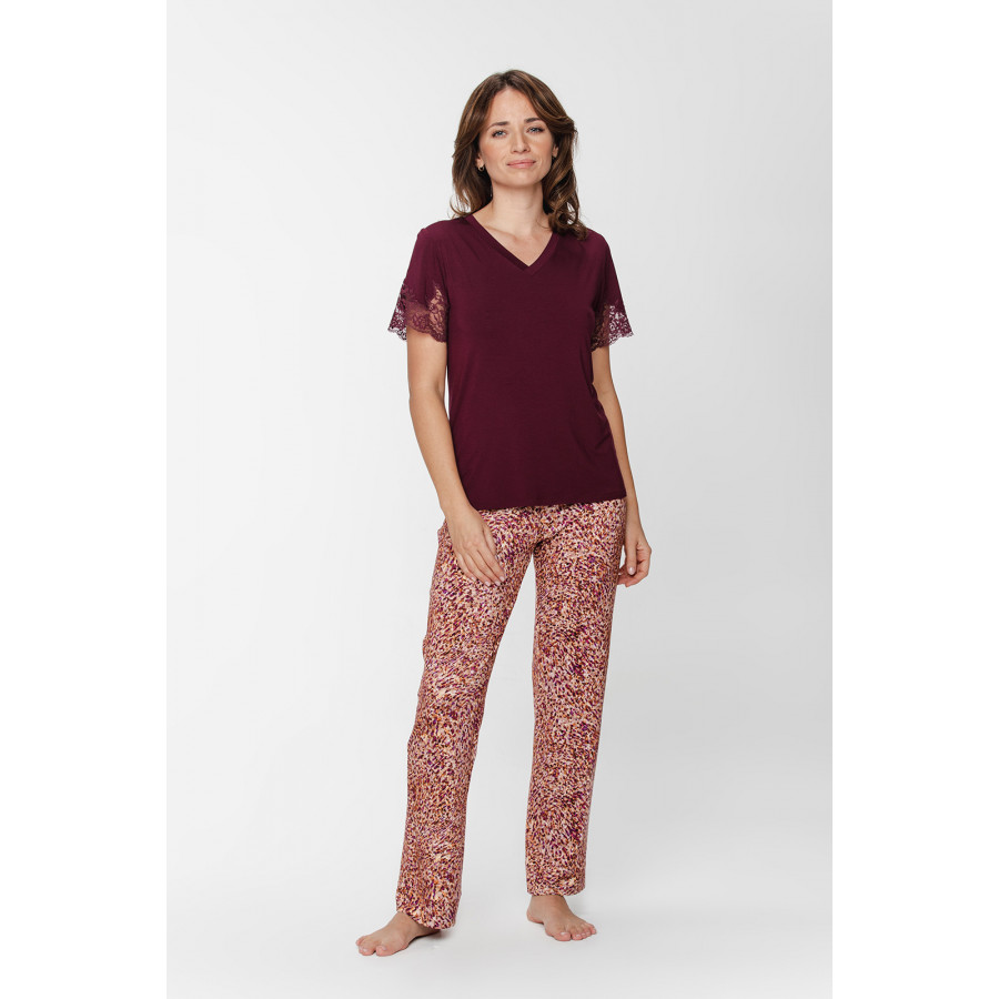 Zweiteiliger Pyjama aus Viscose, T-Shirt in Weinrot mit Spitze und V-Ausschnitt, Hose mit gesprenkeltem Print  - XS to 5XL