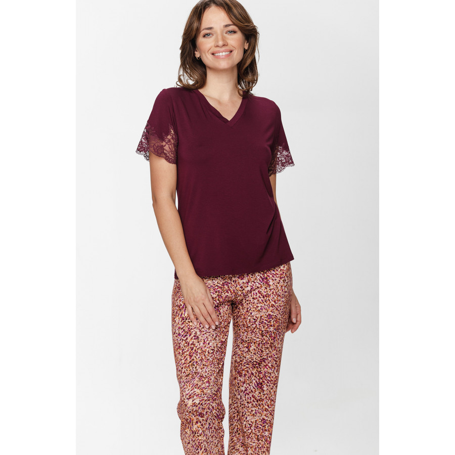 Zweiteiliger Pyjama aus Viscose, T-Shirt in Weinrot mit Spitze und V-Ausschnitt, Hose mit gesprenkeltem Print  - XS to 5XL