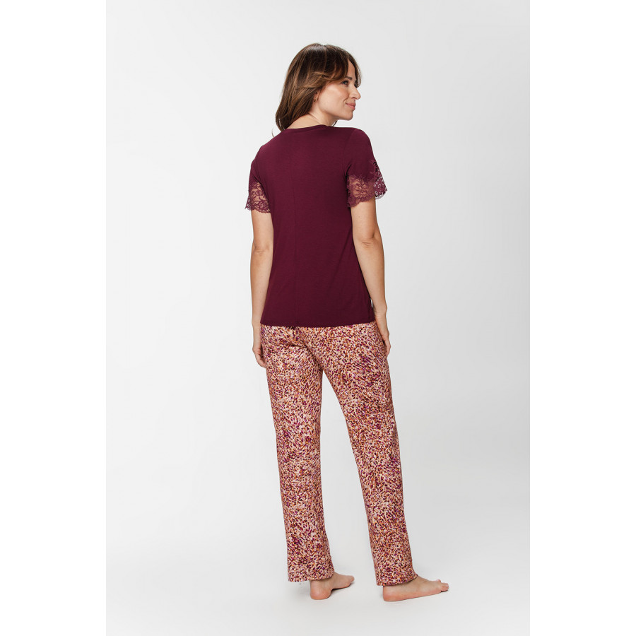 Zweiteiliger Pyjama aus Viscose, T-Shirt in Weinrot mit Spitze und V-Ausschnitt, Hose mit gesprenkeltem Print  - XS to 5XL