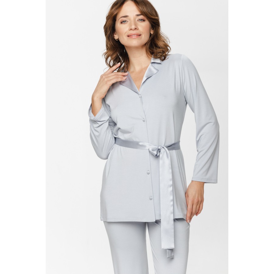 Détail col satin et boutons sur haut micromodal pyjama