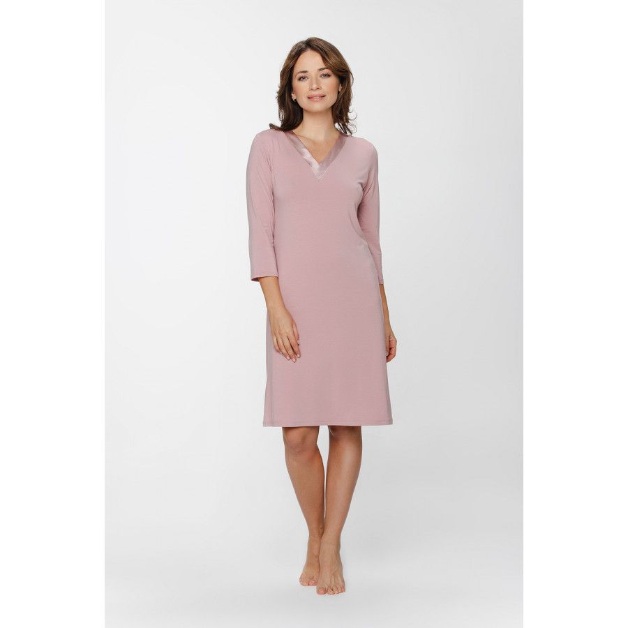 Nachthemd im Tunika-Stil aus Micromodal mit ¾-Ärmeln und seidenweichem Satin am V-Ausschnitt Nachthemd im Tunika-Stil aus Micromodal mit ¾-Ärmeln und seidenweichem Satin am V-Ausschnitt