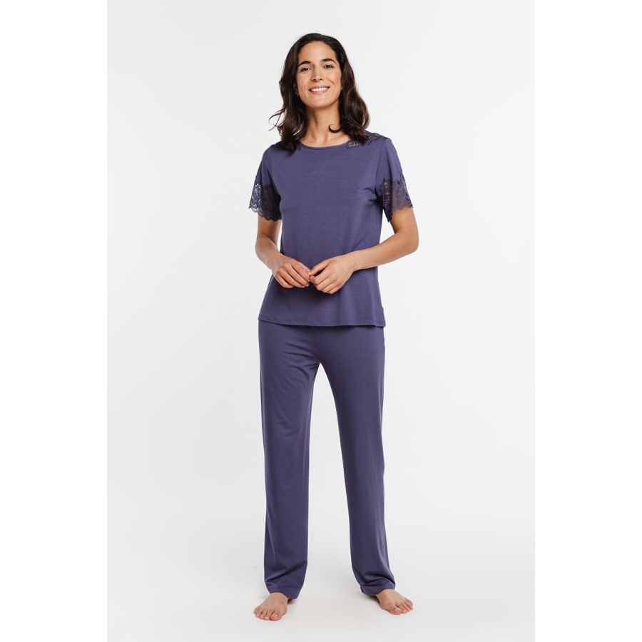 Pijama blanco mujer vista espalda