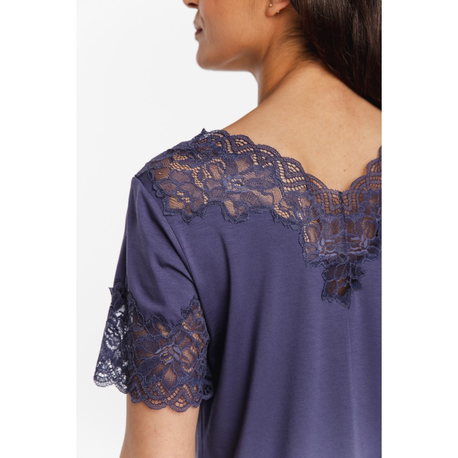 Pijama violeta mujer caída suave