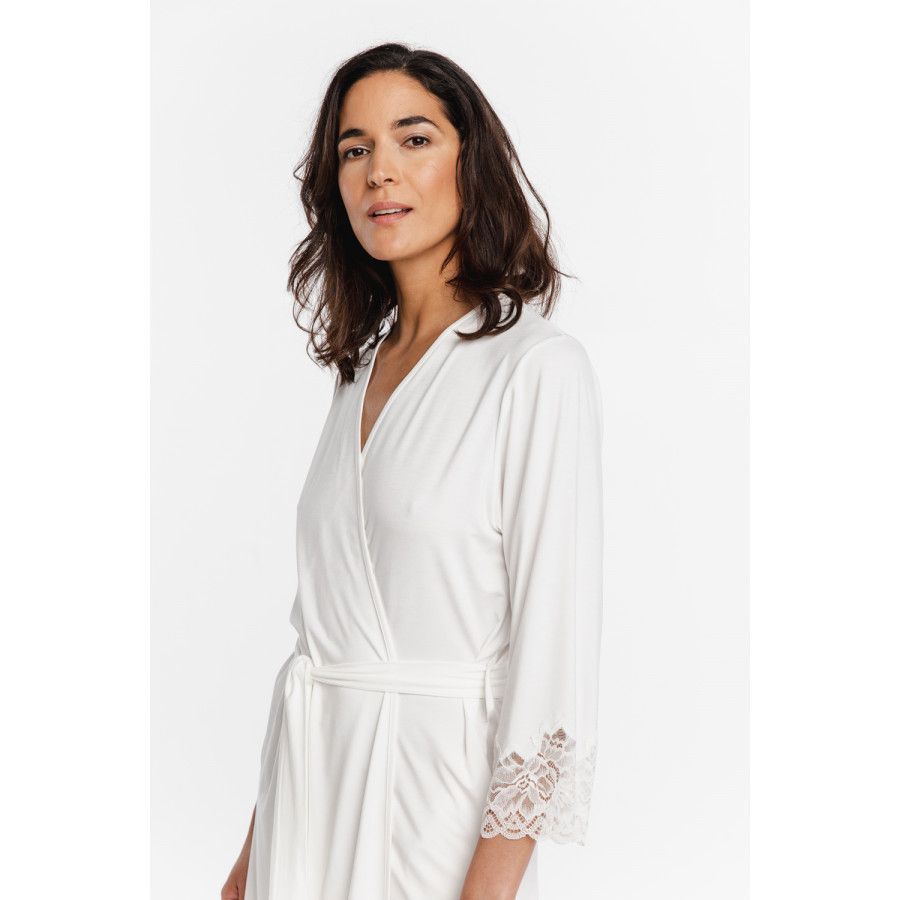 Gorgeous little dressing gown in elegant, loose-fitting, with lace on the three-quarter-length sleeves and at the back 9 - www.c