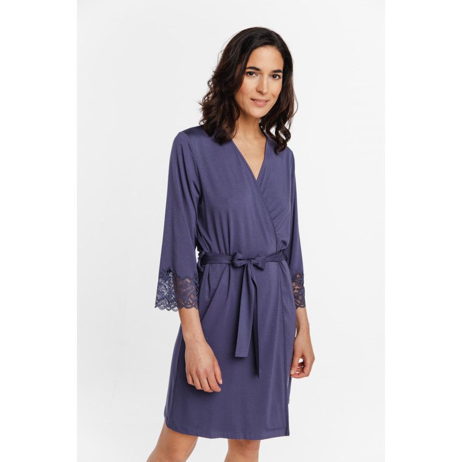 Gorgeous little dressing gown in elegant, loose-fitting, with lace on the three-quarter-length sleeves and at the back 2 - www.c