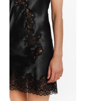Ravissante nuisette en satin fines bretelles, dentelle et jeu de lacets