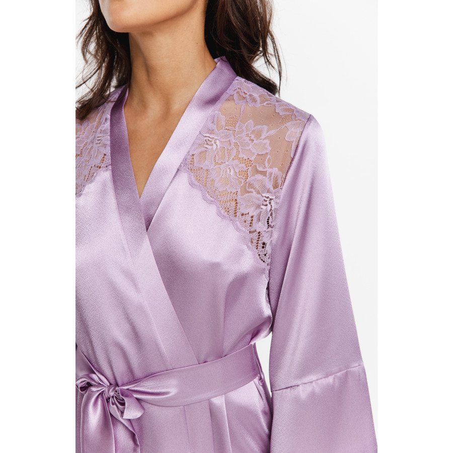 Gorgeous little satin dressing gown with loose-fitting, three-quarter-length sleeves, a lined neckline and lace