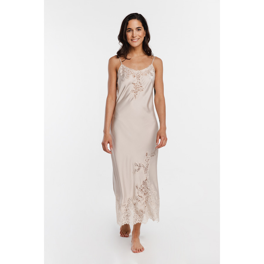 Long nightdress in satin and lace with thin, adjustable criss-cross straps at the back