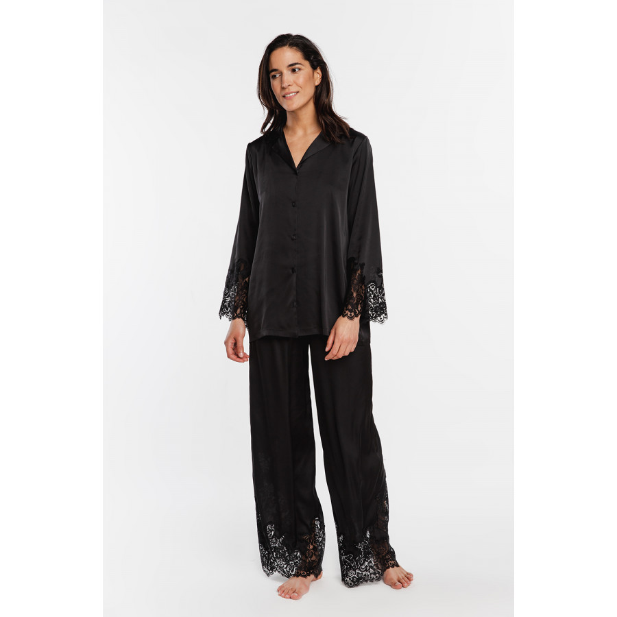 Ultra-feminine, loose-fitting, elegant and comfortable 2-piece pyjamas in satin and lace