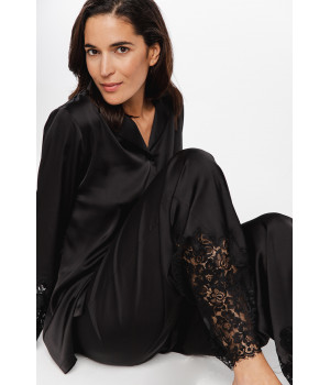 Ultra-feminine, loose-fitting, elegant and comfortable 2-piece pyjamas in satin and lace