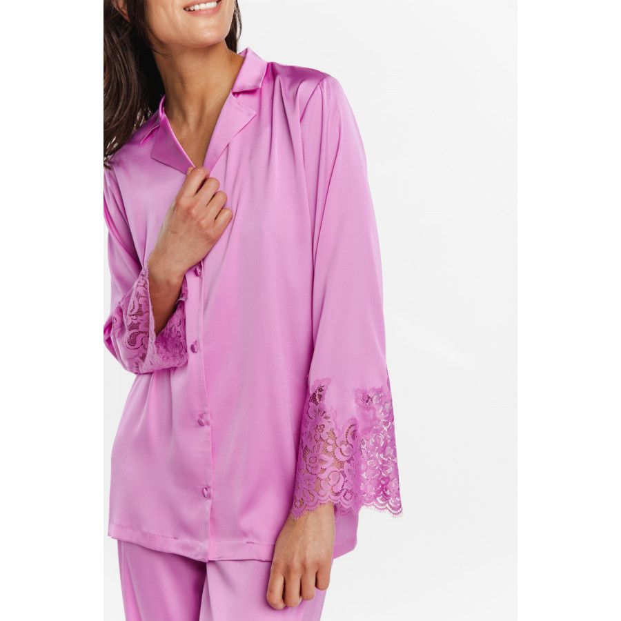 Sehr femininer weiter, eleganter und bequemer zweiteiliger Pyjama aus Satin und Spitze