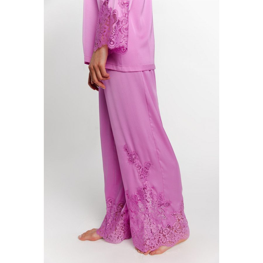 Ultra-feminine, loose-fitting, elegant and comfortable 2-piece pyjamas in satin and lace