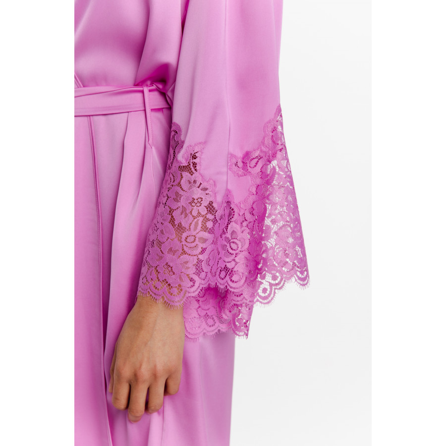 Pretty little mid-thigh satin dressing gown with long sleeves trimmed with lace