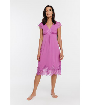 Elegant, flowing and flattering nightdress with short sleeves and lace
