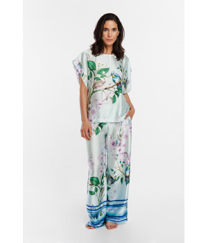 Very loose-fitting satin pyjamas/loungewear outfit with an exotic nature print