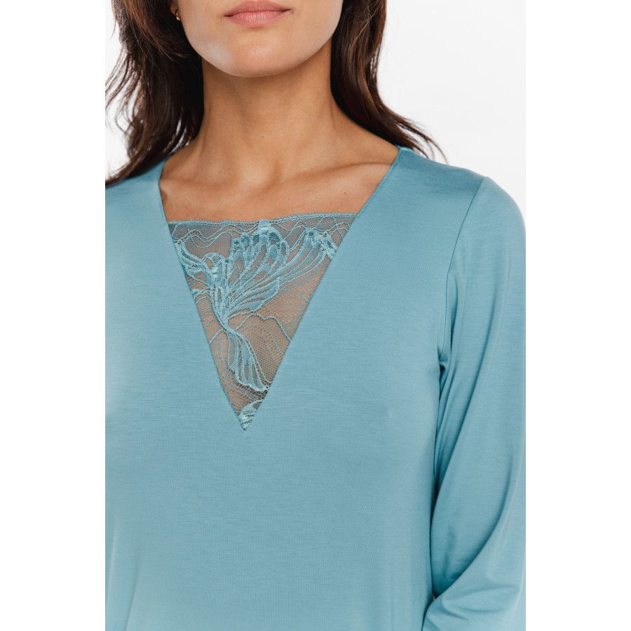 Chemise de nuit style tunique, manches ¾ en micromodal et dentelle, bouton dans le haut du dos