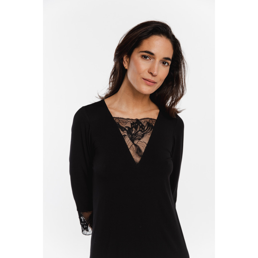 Chemise de nuit style tunique, manches ¾ en micromodal et dentelle, bouton dans le haut du dos