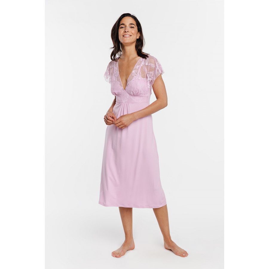 Chemise de nuit en micromodal et dentelles sur les manches courtes, le décolleté et le dos Chemise de nuit en micromodal et dentelles sur les manches courtes, le décolleté et le dos