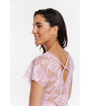 Chemise de nuit en micromodal et dentelles sur les manches courtes, le décolleté et le dos