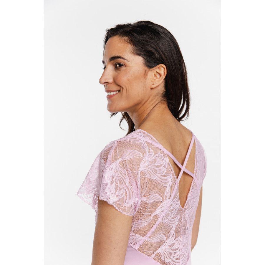Chemise de nuit en micromodal et dentelles sur les manches courtes, le décolleté et le dos