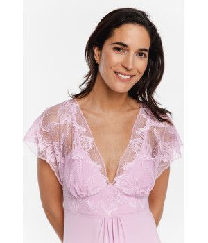 Chemise de nuit en micromodal et dentelles sur les manches courtes, le décolleté et le dos