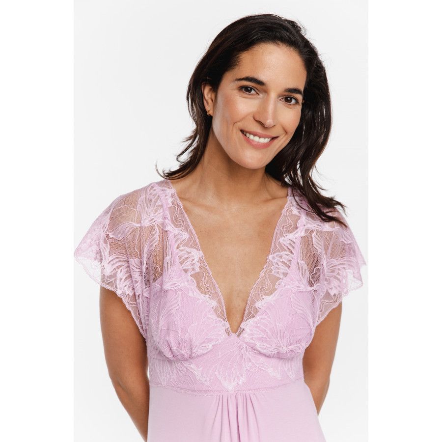 Chemise de nuit en micromodal et dentelles sur les manches courtes, le décolleté et le dos