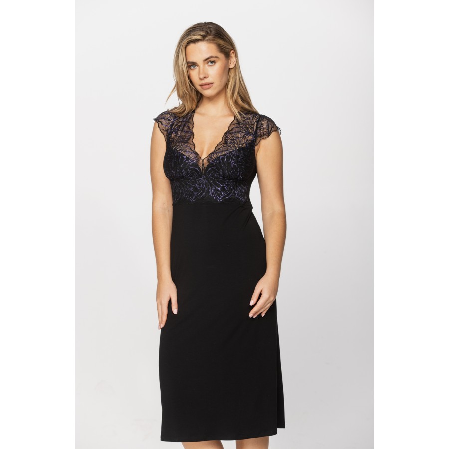 Sublime chemise de nuit manches courtes, en micromodal, elasthanne et dentelle.