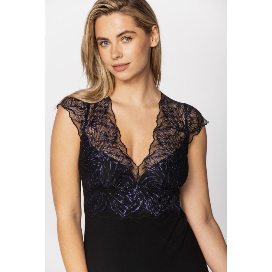 Sublime chemise de nuit manches courtes, en micromodal, elasthanne et dentelle.