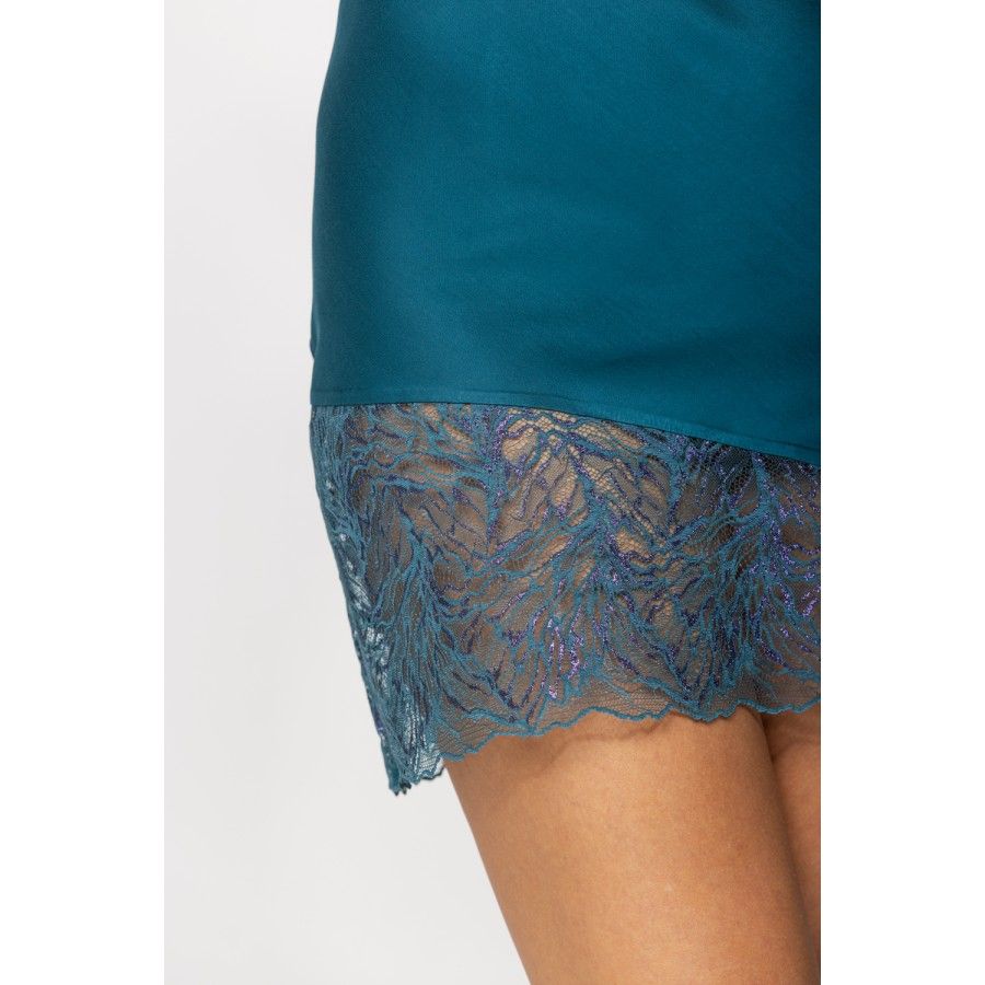 Ravissante nuisette en viscose satin, fines bretelles et dentelle asymétrique