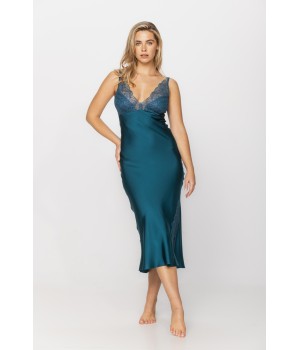 Une chemise de nuit renversante et glamour sans manches en viscose satin et dentelle.