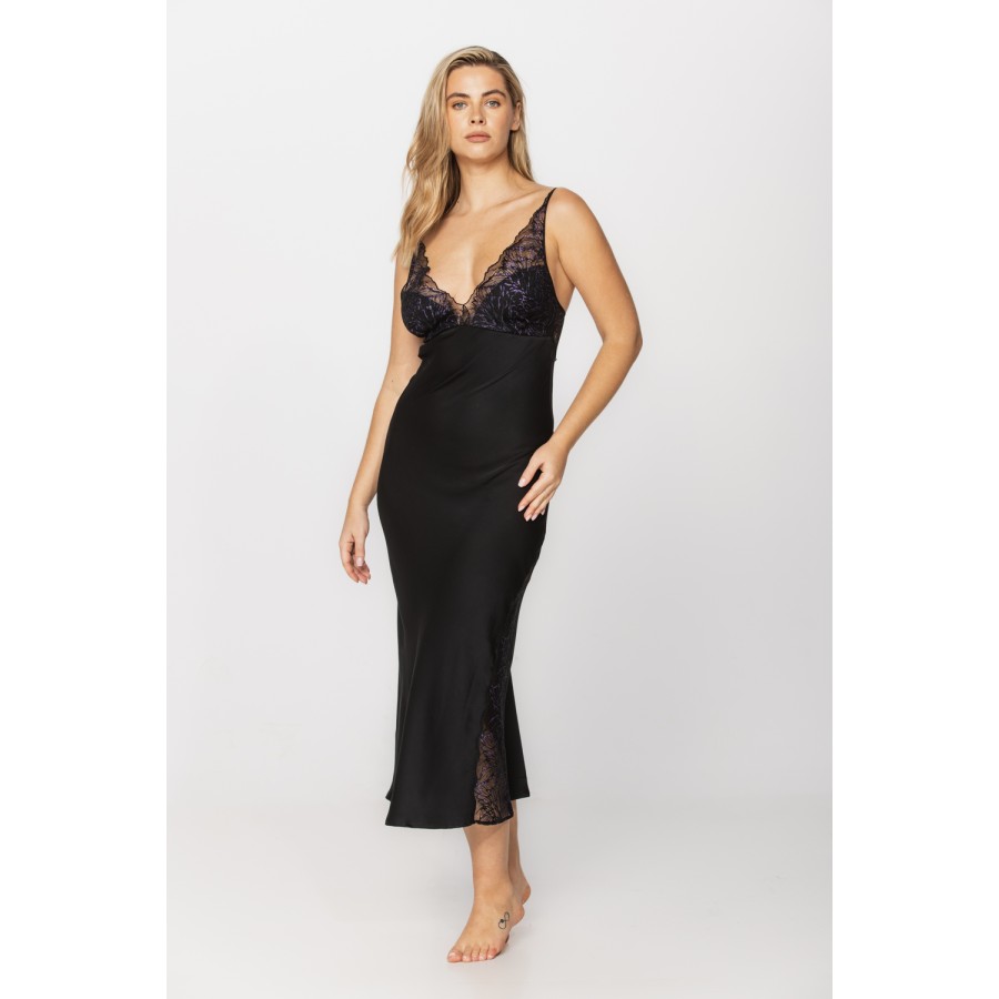 Une chemise de nuit renversante et glamour sans manches en viscose satin et dentelle.