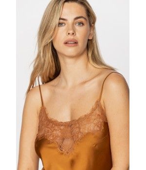 Glamorous and sexy negligee in microfibre satin with thin, adjustable straps and lace