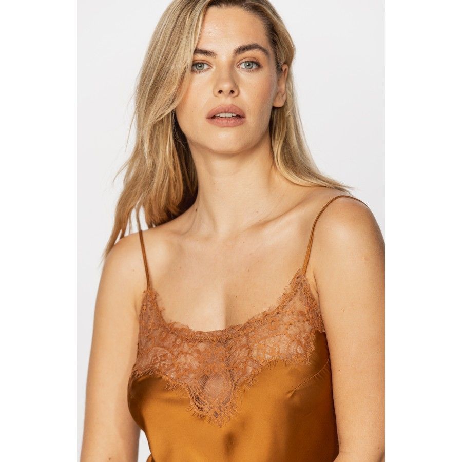 Glamorous and sexy negligee in microfibre satin with thin, adjustable straps and lace